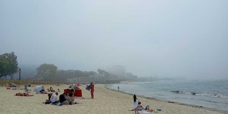 Vigo se refresca con una lengua de niebla que invade la Ría y las playas