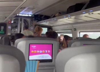 Tensión en el AVE a Vigo al aproximarse al grave incendio forestal en Ourense: desalojo sin aire acondicionado ni conexión