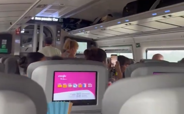 Tensión en el AVE a Vigo al aproximarse al grave incendio forestal en Ourense: desalojo sin aire acondicionado ni conexión