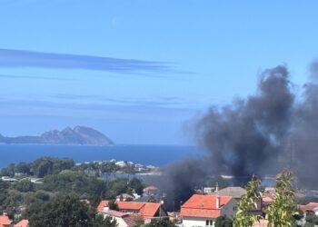 Incendio en un establo con hierba seca en Vigo