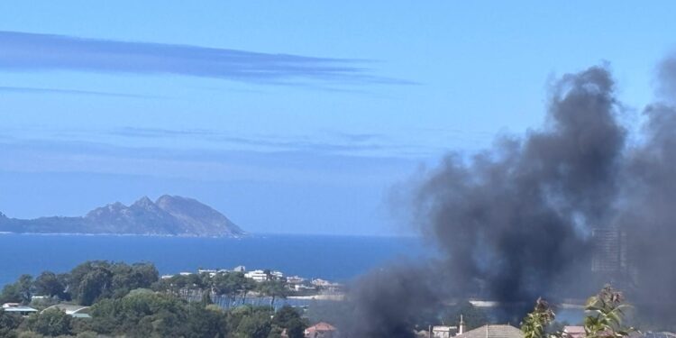 Incendio en un establo con hierba seca en Vigo