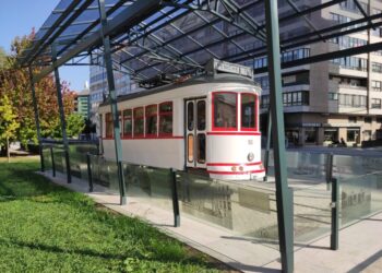 Arrestado en Vigo tras ‘colarse’ con una mujer en el Tranvía de Castelao y quebrantar una orden de alejamiento
