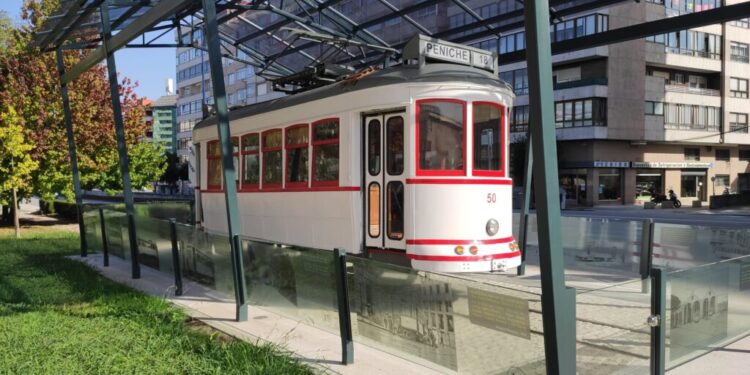 Arrestado en Vigo tras ‘colarse’ con una mujer en el Tranvía de Castelao y quebrantar una orden de alejamiento