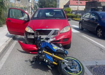 Un motorista sale despedido tras una colisión con un coche en Vigo