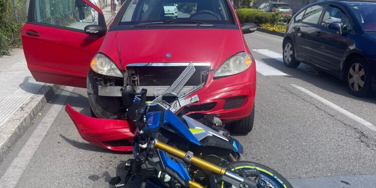 Un motorista sale despedido tras una colisión con un coche en Vigo