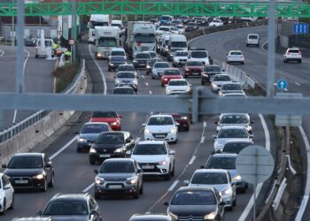 Retenciones kilométricas en la entrada a Vigo por la AP9 por una colisión entre un coche y una moto