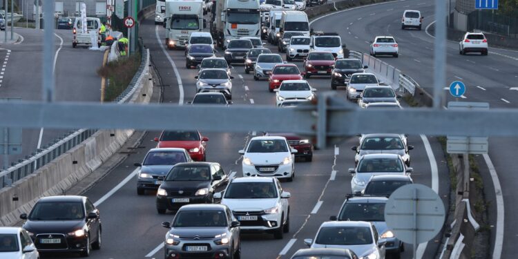 Retenciones kilométricas en la entrada a Vigo por la AP9 por una colisión entre un coche y una moto
