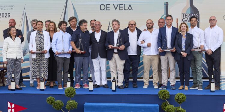 Baiona se viste de gala para homenajear a la élite de la vela española
