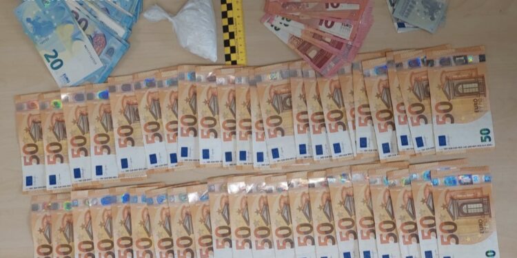 Detenido un conductor con cocaína y un sobre con más de 6.000 euros en billetes pequeños