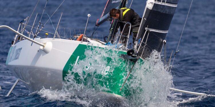 La flota de la Solitaire du Figaro se aproxima a Vigo tras una jornada de vientos esquivos