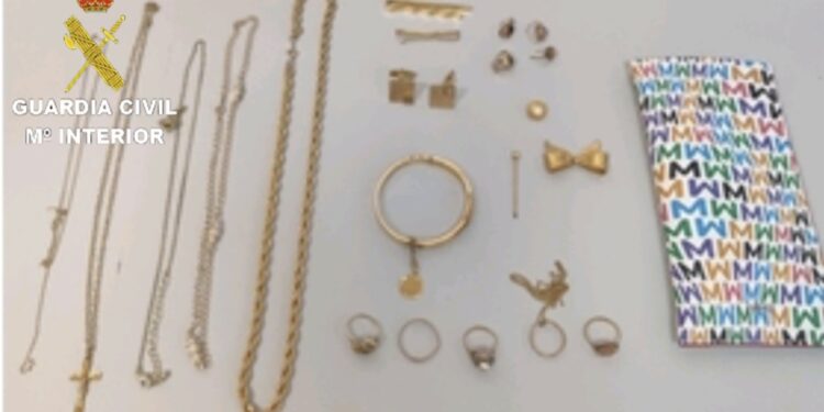 Interceptado cuando iba a coger el barco a Vigo tras robar joyas valoradas en más de 3.000 euros