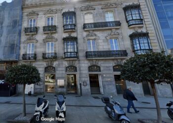 Los bomberos actúan en una de las calles más concurridas de Vigo tras desprenderse una cornisa de un histórico edificio