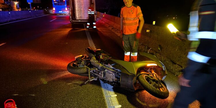 Tragedia en la A55: fallece el piloto de una motocicleta al salirse de la vía en Mos