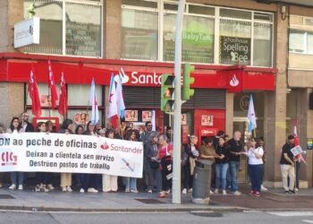 Protestas en Vigo por el cierre de oficinas del Santander, que busca la «digitalización forzosa» de los clientes