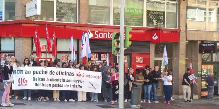 Protestas en Vigo por el cierre de oficinas del Santander, que busca la «digitalización forzosa» de los clientes