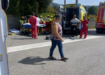 Grave accidente entre una ambulancia y un turismo con 4 personas heridas, una de ellas excarcelada