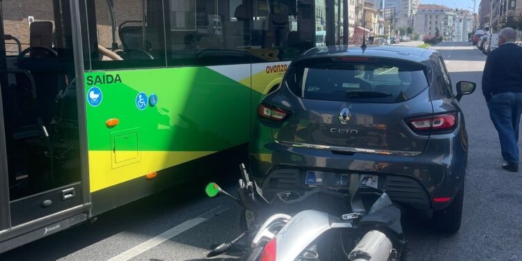 Un motorista herido tras un accidente en Vigo en el que se vio implicado un Vitrasa