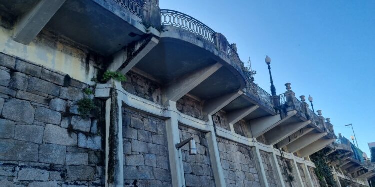 Vigo inicia (al fin) la reforma del voladizo del Paseo de Alfonso tras seis años vallado