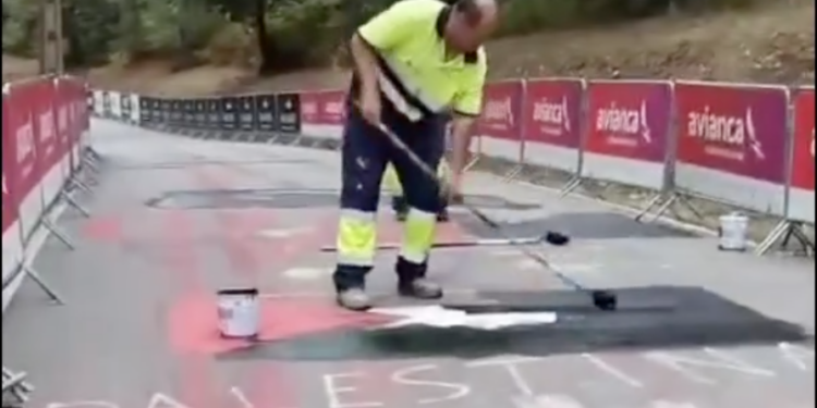 Mos borra del asfalto mensajes de apoyo a Palestina