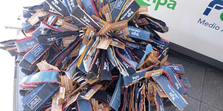 Reparto de más de 2.000 llaveros de tela hechos a mano como «símbolo del compromiso ambiental»