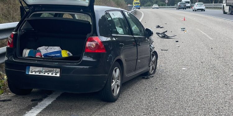 Una colisión por alcance entre dos vehículos en la VG-20 deja sendos heridos