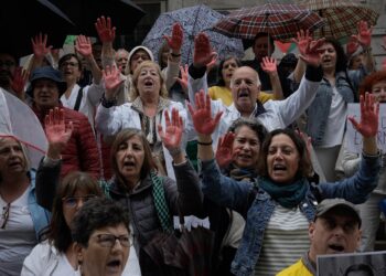 Un centenar de ciudadanos muestran en Vigo su apoyo a los sanitarios de Gaza: «Resistir es salvar vidas»