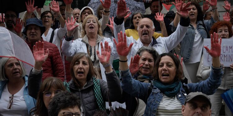 Un centenar de ciudadanos muestran en Vigo su apoyo a los sanitarios de Gaza: «Resistir es salvar vidas»