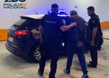 Detenido en la calle en Vigo tras atracar un supermercado con un pasamontañas