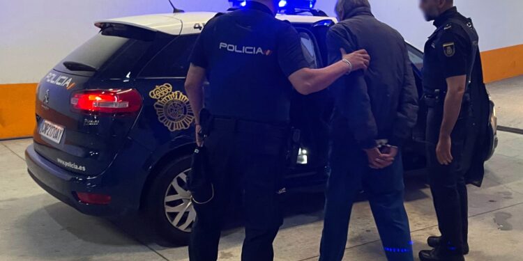 Detenido en la calle en Vigo tras atracar un supermercado con un pasamontañas