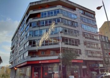 La transformación de locales a viviendas en Vigo llega ya a los bancos: de un Santander a cinco pisos
