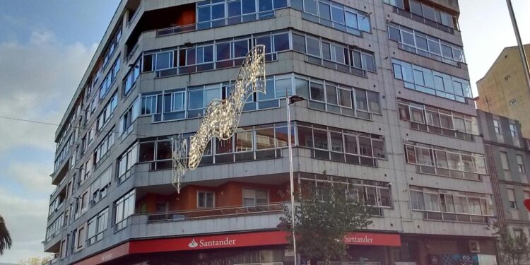 La transformación de locales a viviendas en Vigo llega ya a los bancos: de un Santander a cinco pisos