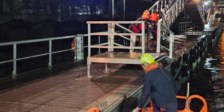 Salvamento Marítimo traslada a una niña desde Cíes