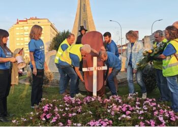 Un coche fúnebre y un ataúd para reclamar la «urgente» mejora de la seguridad vial en la N-120