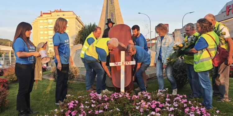 Un coche fúnebre y un ataúd para reclamar la «urgente» mejora de la seguridad vial en la N-120