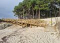 Una nueva pasarela de madera en Samil ya conduce a una de las playas más escondidas de Vigo