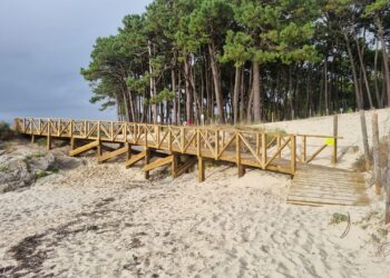 Una nueva pasarela de madera en Samil ya conduce a una de las playas más escondidas de Vigo
