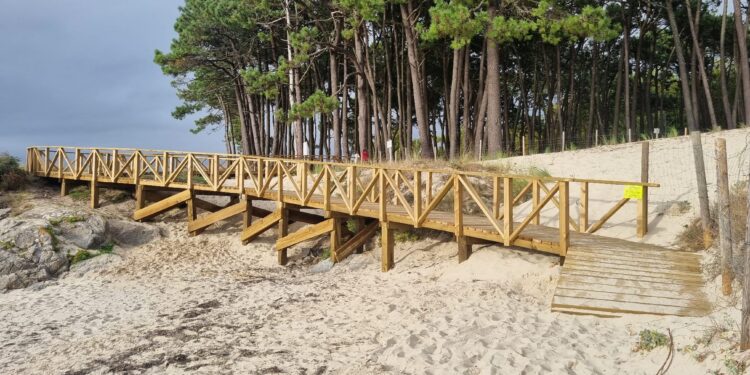 Una nueva pasarela de madera en Samil ya conduce a una de las playas más escondidas de Vigo