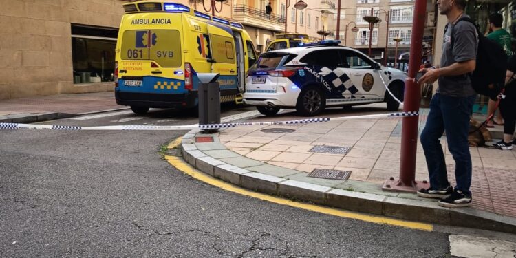 Un joven de 22 años mata supuestamente a su madre y se arroja desde un tercer piso