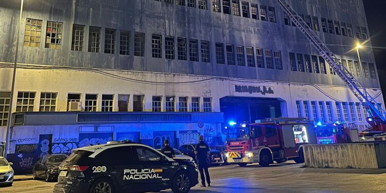 Nuevo incendio en las naves abandonadas de Beiramar