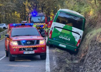 Los bomberos sacan por el techo a los niños de un autobús accidentado en Ponteareas