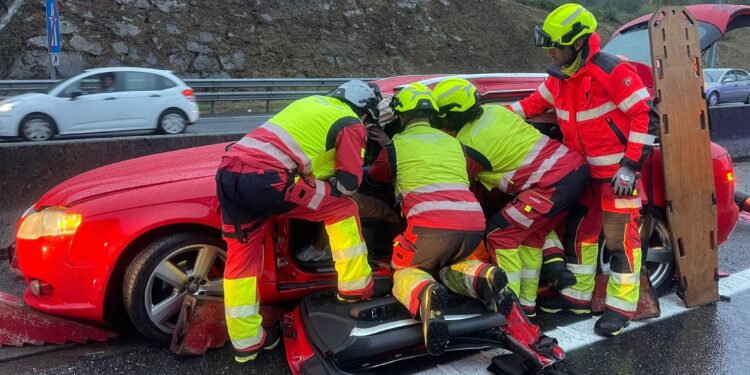 Cuatro heridos en un accidente en la AP-9