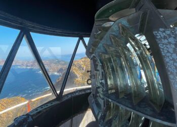 Un helicóptero sustituirá la cúpula del faro de Cíes