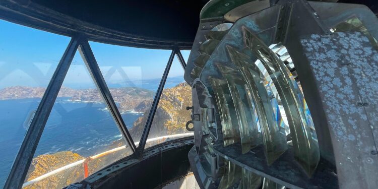 Un helicóptero sustituirá la cúpula del faro de Cíes