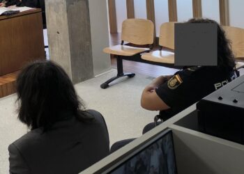 «No quiero fotos, no quiero que salga nada», grita en el juicio el acusado de haber violado a una mujer en Vigo