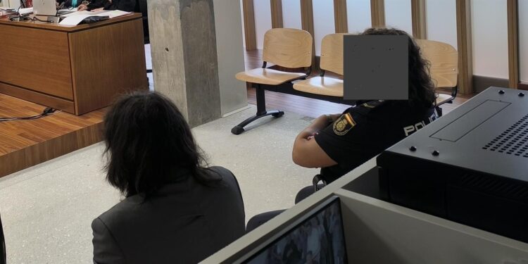 «No quiero fotos, no quiero que salga nada», grita en el juicio el acusado de haber violado a una mujer en Vigo
