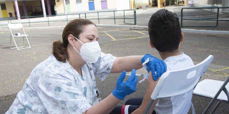 Niños de 3 a 11 años de 8 centros de Vigo y su área sanitaria recibirán la vacuna de la gripe en el colegio