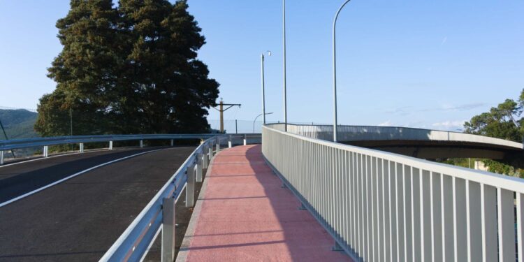 Así luce ya la «compleja» obra de ingeniería sobre la AP-9 a su llegada a Vigo: un nuevo (y más amplio) viaducto