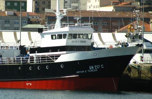 Remolcan a Vigo un pesquero con 6 tripulantes y sin gobierno en la Costa da Vela