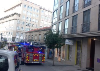 Desalojan a los vecinos de un edificio en pleno centro de Vigo por un posible incendio