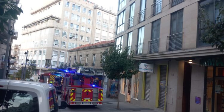 Desalojan a los vecinos de un edificio en pleno centro de Vigo por un posible incendio